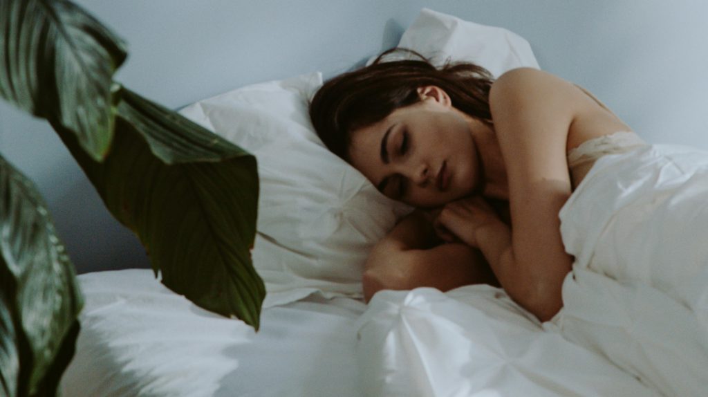 ξαπλωμένη γυναίκα