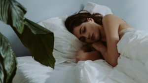 ξαπλωμένη γυναίκα